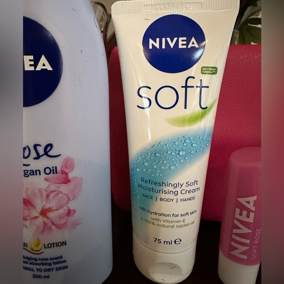 NWT Nivea Feel Radiant Skincare Moments 6 piece set - Picture 7 of 12